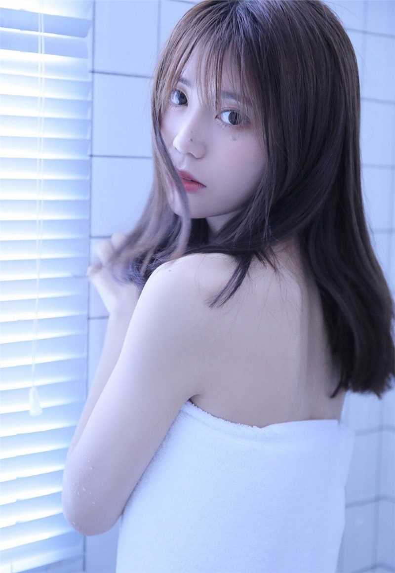 特别专辑清纯的可爱小妹浴巾下真空干净勾魂极品图库图片