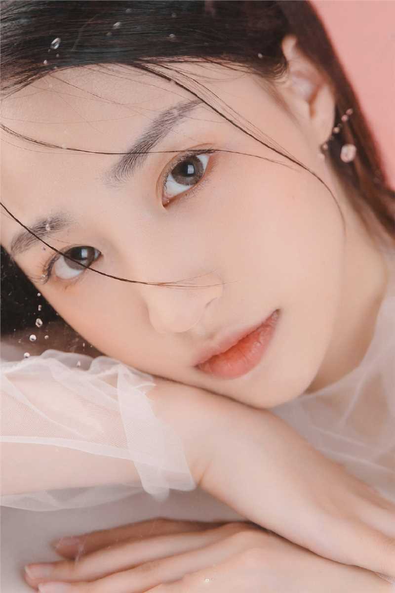 特别专辑清纯妹纸黑长直发透视吊带光滑牛奶肌室内