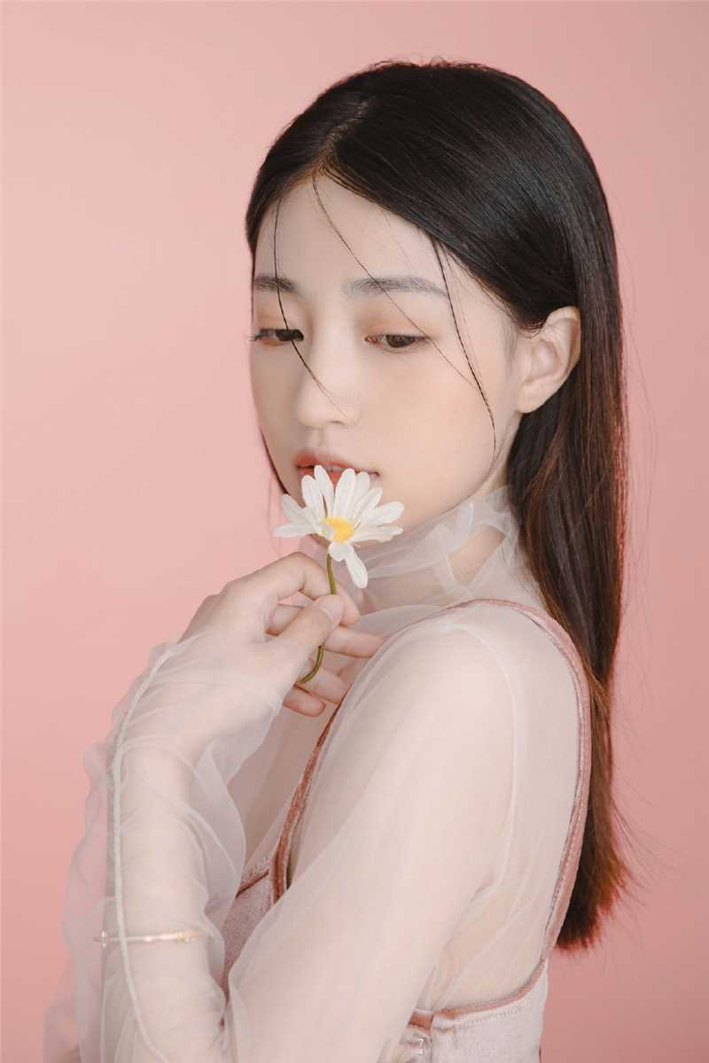 特别专辑清纯妹纸黑长直发透视吊带光滑牛奶肌室内