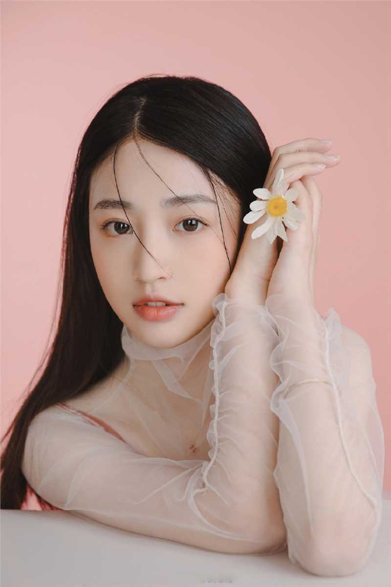 特别专辑清纯妹纸黑长直发透视吊带光滑牛奶肌室内