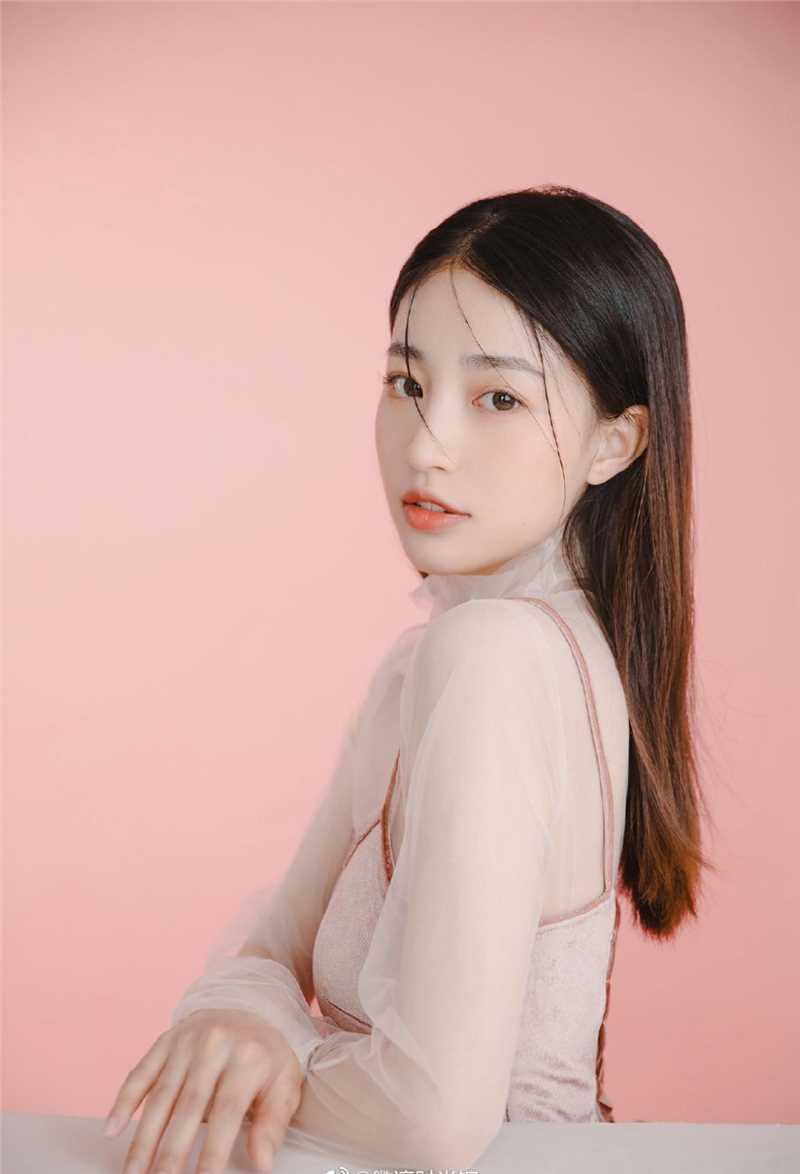 特别专辑清纯妹纸黑长直发透视吊带光滑牛奶肌室内