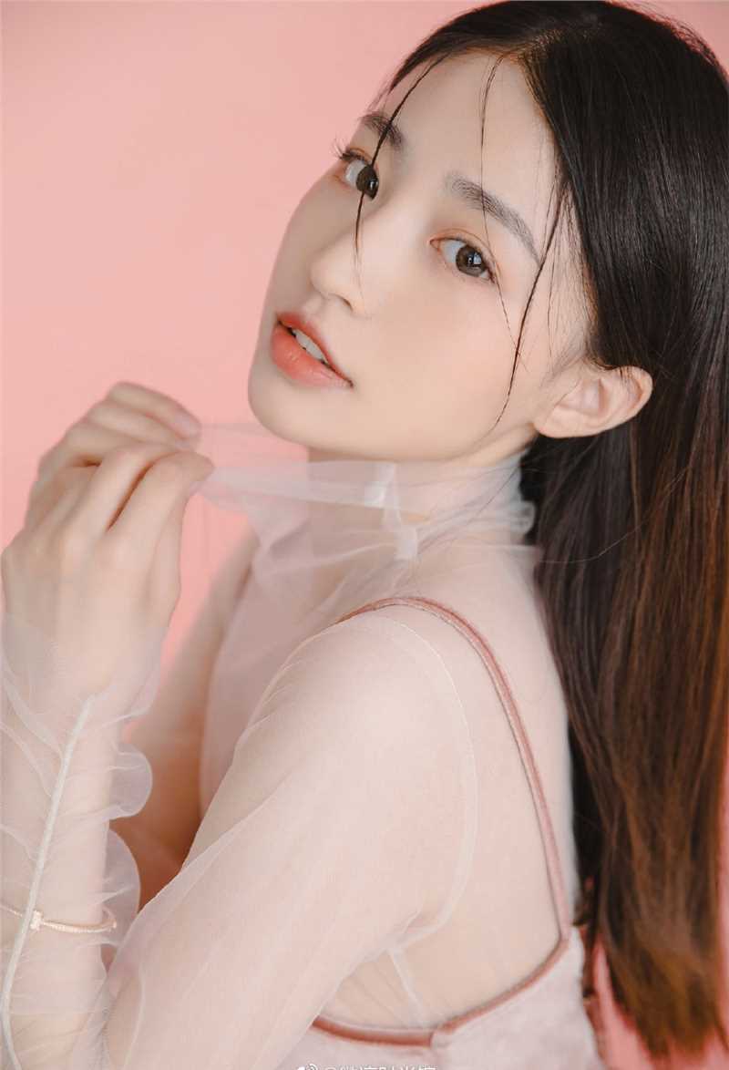 特别专辑清纯妹纸黑长直发透视吊带光滑牛奶肌室内