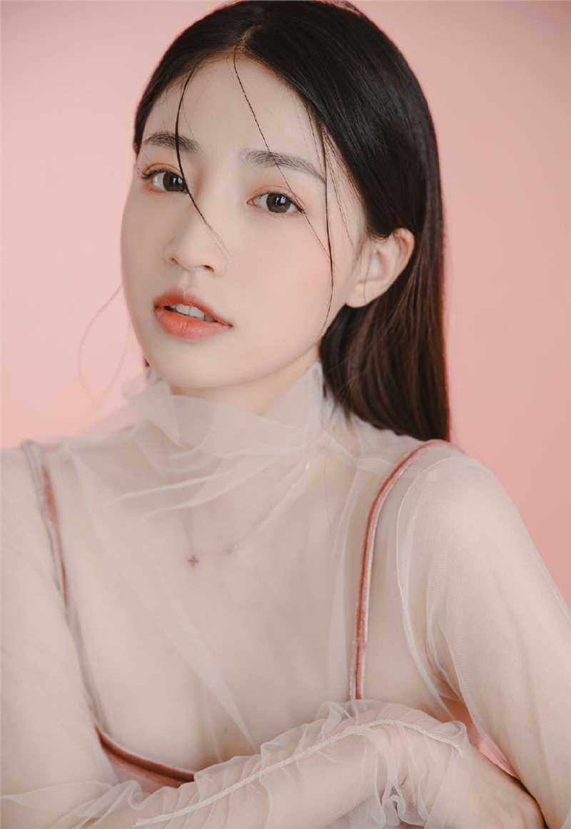 特别专辑清纯妹纸黑长直发透视吊带光滑牛奶肌室内