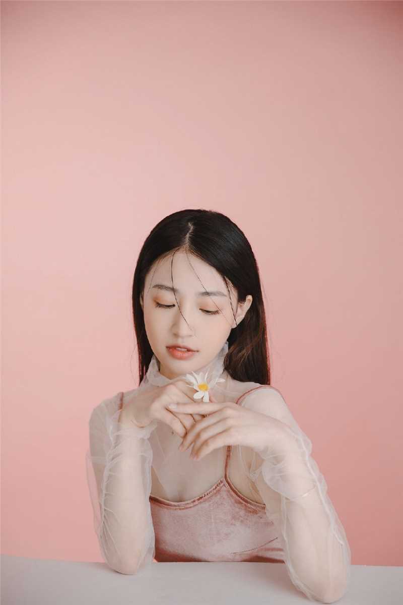 特别专辑清纯妹纸黑长直发透视吊带光滑牛奶肌室内