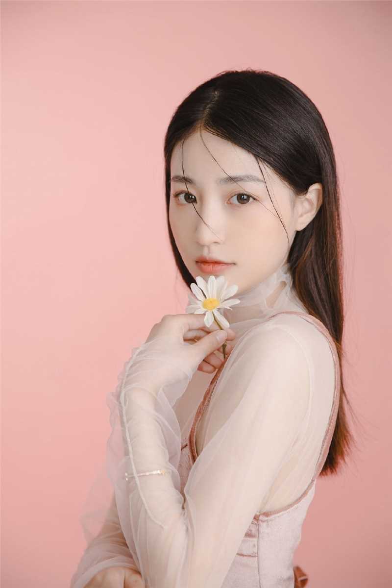 特别专辑清纯妹纸黑长直发透视吊带光滑牛奶肌室内