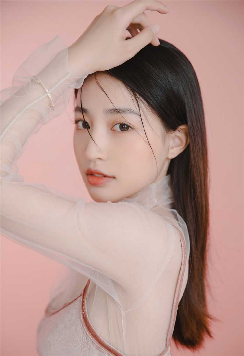 特别专辑清纯妹纸黑长直发透视吊带光滑牛奶肌室内