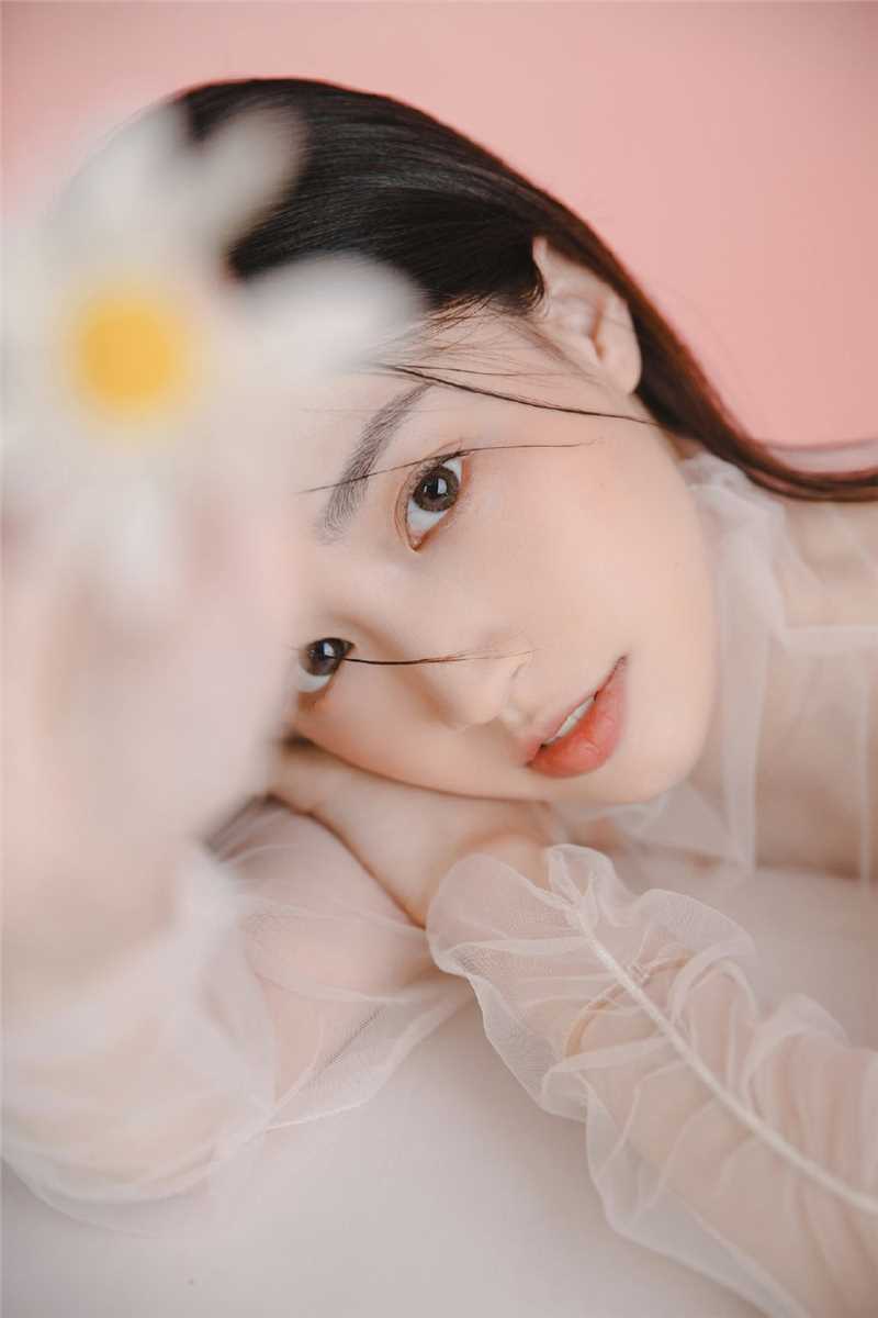 特别专辑清纯妹纸黑长直发透视吊带光滑牛奶肌室内