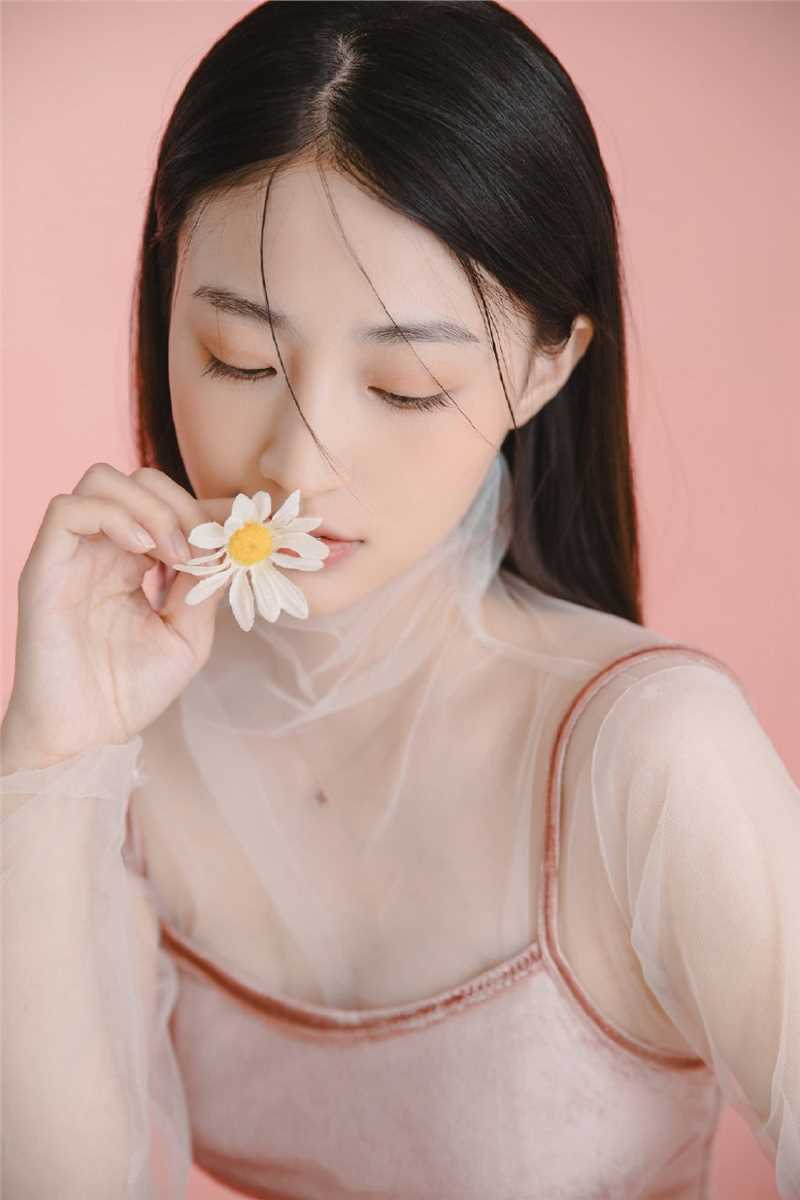 特别专辑清纯妹纸黑长直发透视吊带光滑牛奶肌室内