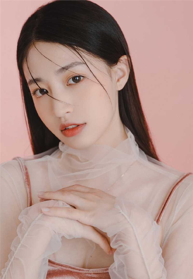 特别专辑清纯妹纸黑长直发透视吊带光滑牛奶肌室内