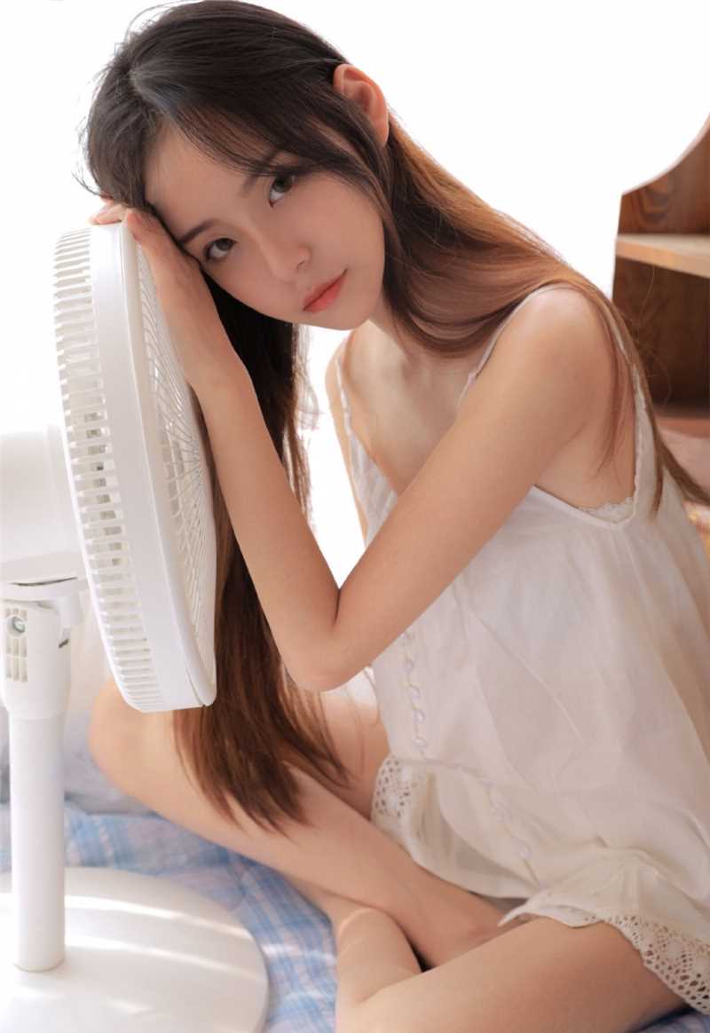 最全温柔漂亮的甜美女孩香肩吊带明眸皓齿勾人私房照壁纸