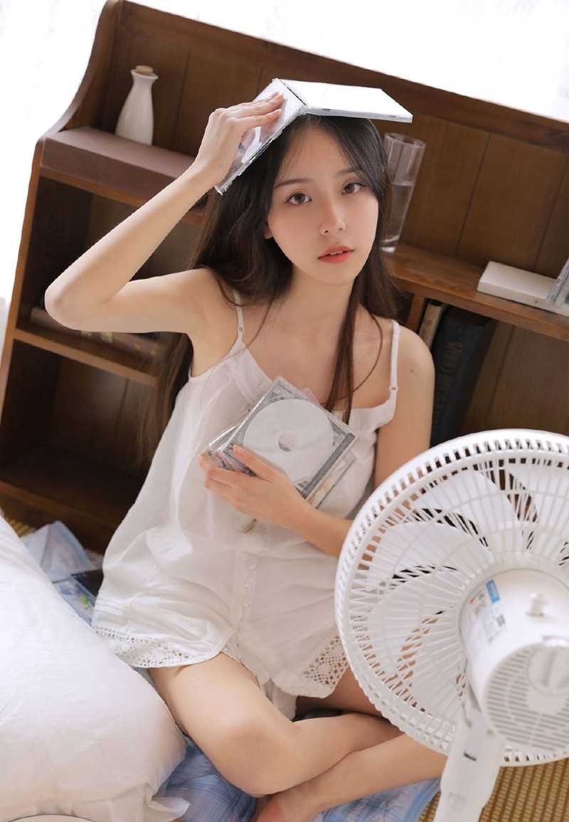 最全温柔漂亮的甜美女孩香肩吊带明眸皓齿勾人私房照壁纸