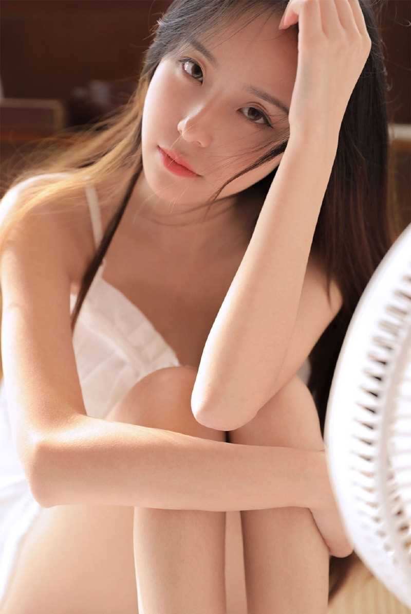 最全温柔漂亮的甜美女孩香肩吊带明眸皓齿勾人私房照壁纸