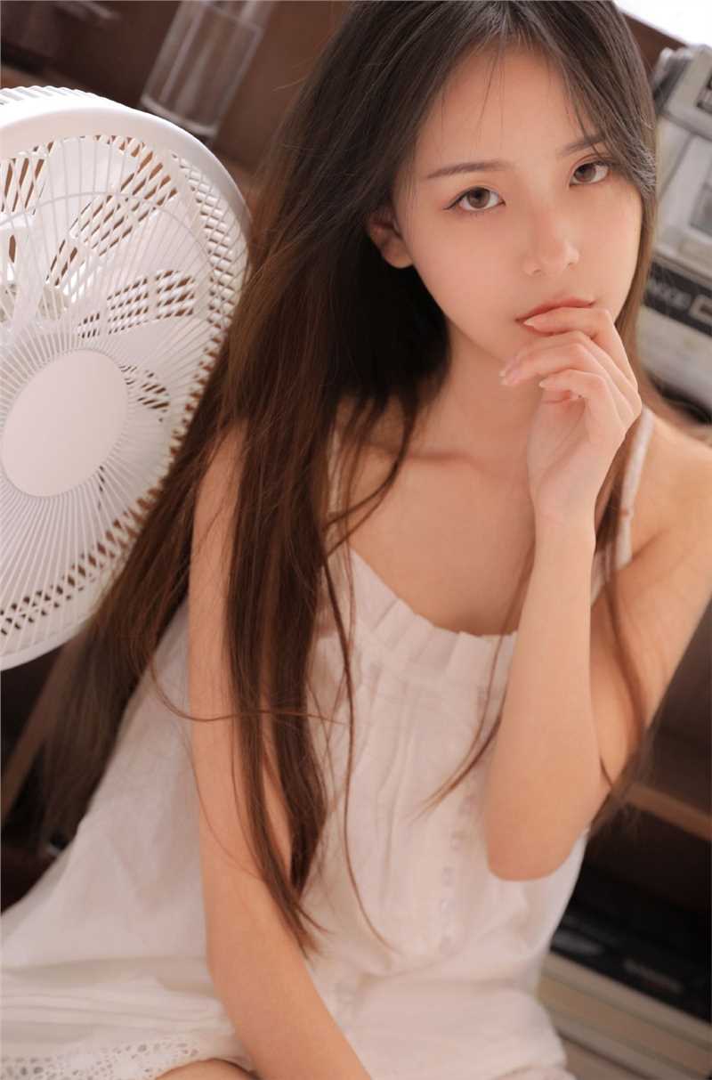 最全温柔漂亮的甜美女孩香肩吊带明眸皓齿勾人私房照壁纸