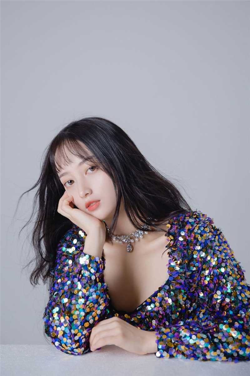 特别专辑风情万种的宅男女神低胸露点紧身裙唇红齿白艺术照图片