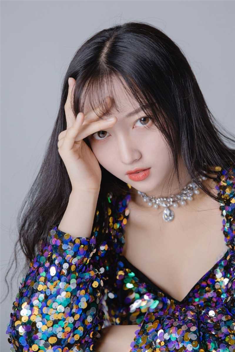 特别专辑风情万种的宅男女神低胸露点紧身裙唇红齿白艺术照图片