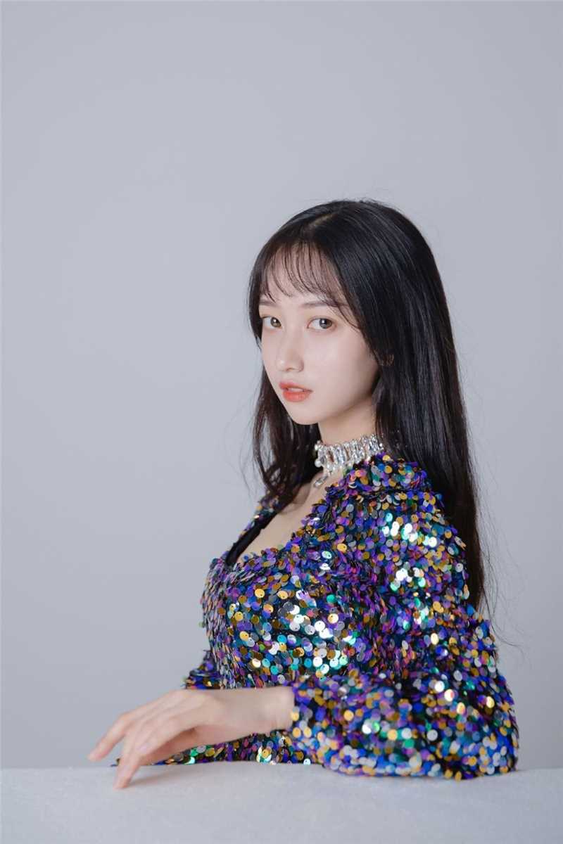 特别专辑风情万种的宅男女神低胸露点紧身裙唇红齿白艺术照图片