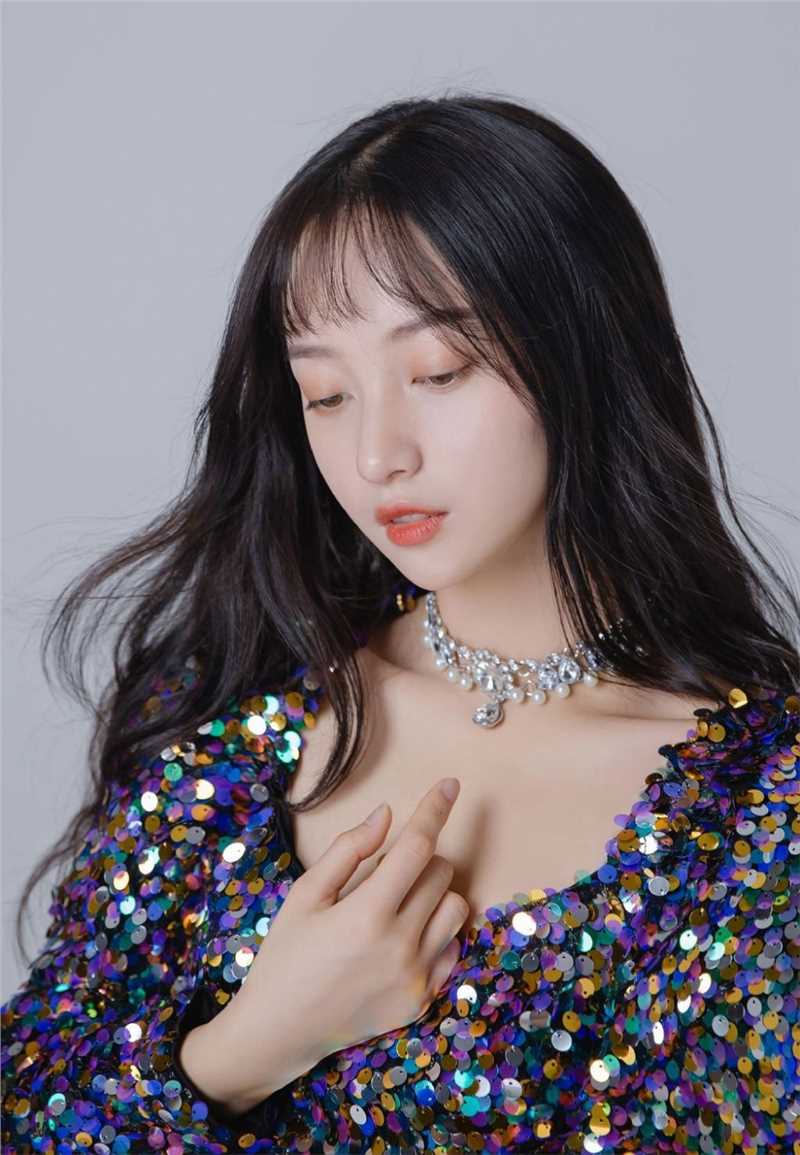 特别专辑风情万种的宅男女神低胸露点紧身裙唇红齿白艺术照图片