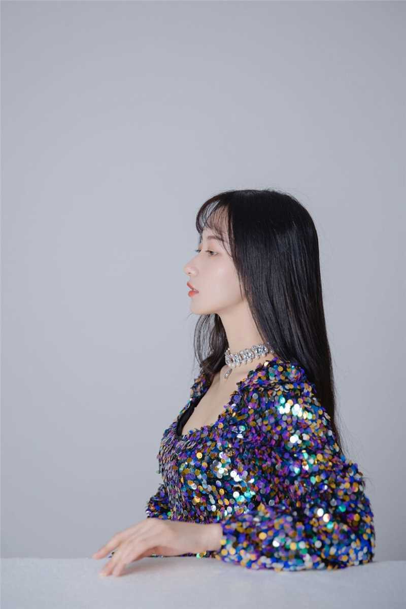 特别专辑风情万种的宅男女神低胸露点紧身裙唇红齿白艺术照图片