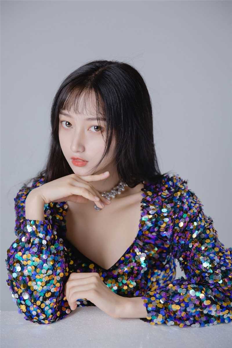 特别专辑风情万种的宅男女神低胸露点紧身裙唇红齿白艺术照图片