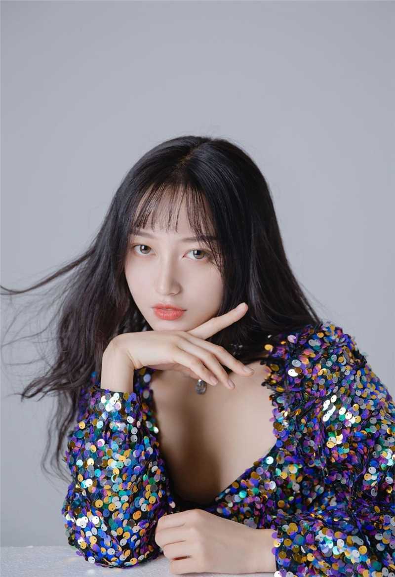 特别专辑风情万种的宅男女神低胸露点紧身裙唇红齿白艺术照图片