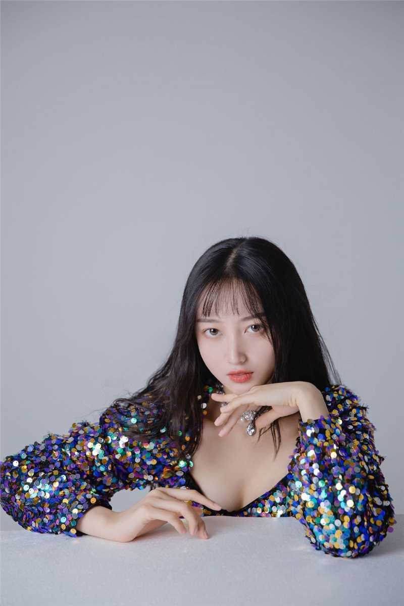 特别专辑风情万种的宅男女神低胸露点紧身裙唇红齿白艺术照图片