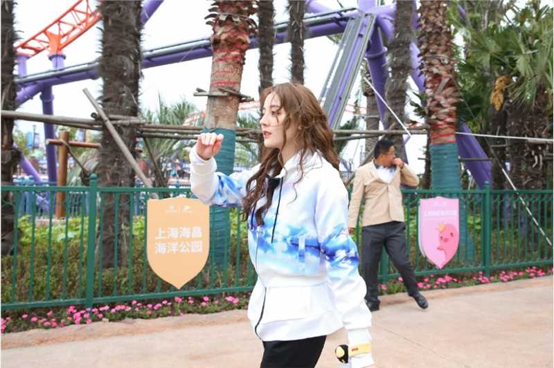 时尚美女迪丽热巴元气笑容阳光剧照图片