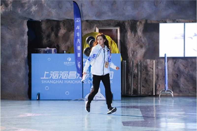 时尚美女迪丽热巴元气笑容阳光剧照图片