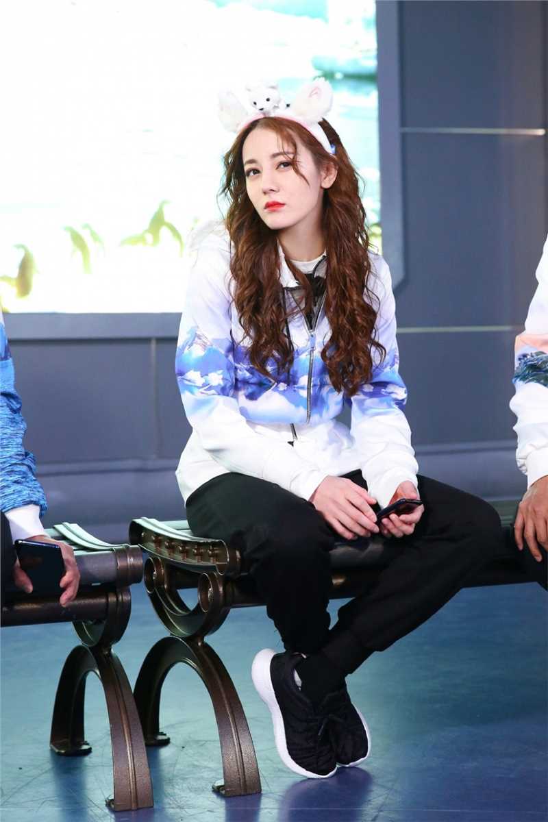 时尚美女迪丽热巴元气笑容阳光剧照图片
