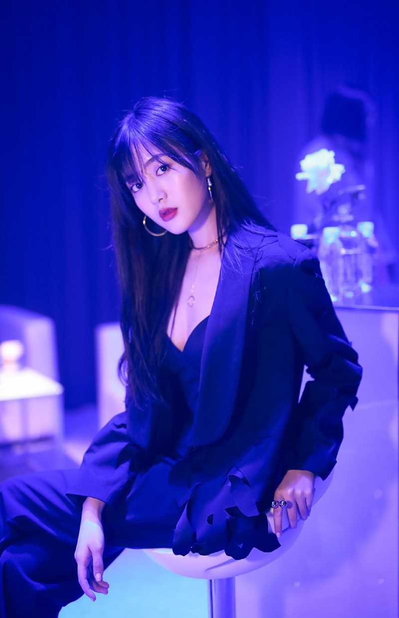 最新御姐王梓薇时尚美女明星帅气活动照图片壁纸