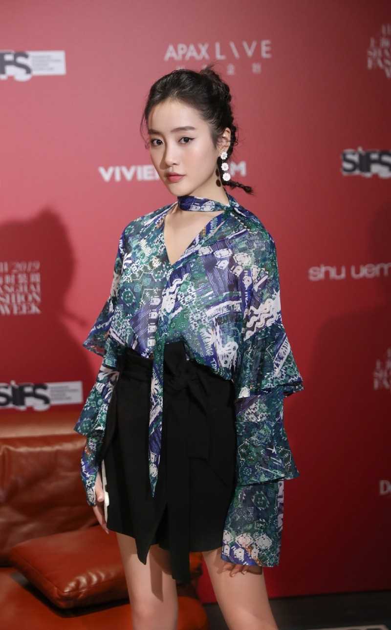 精选时尚美女王梓薇率性养眼惹火大长腿明星活动照图片图册