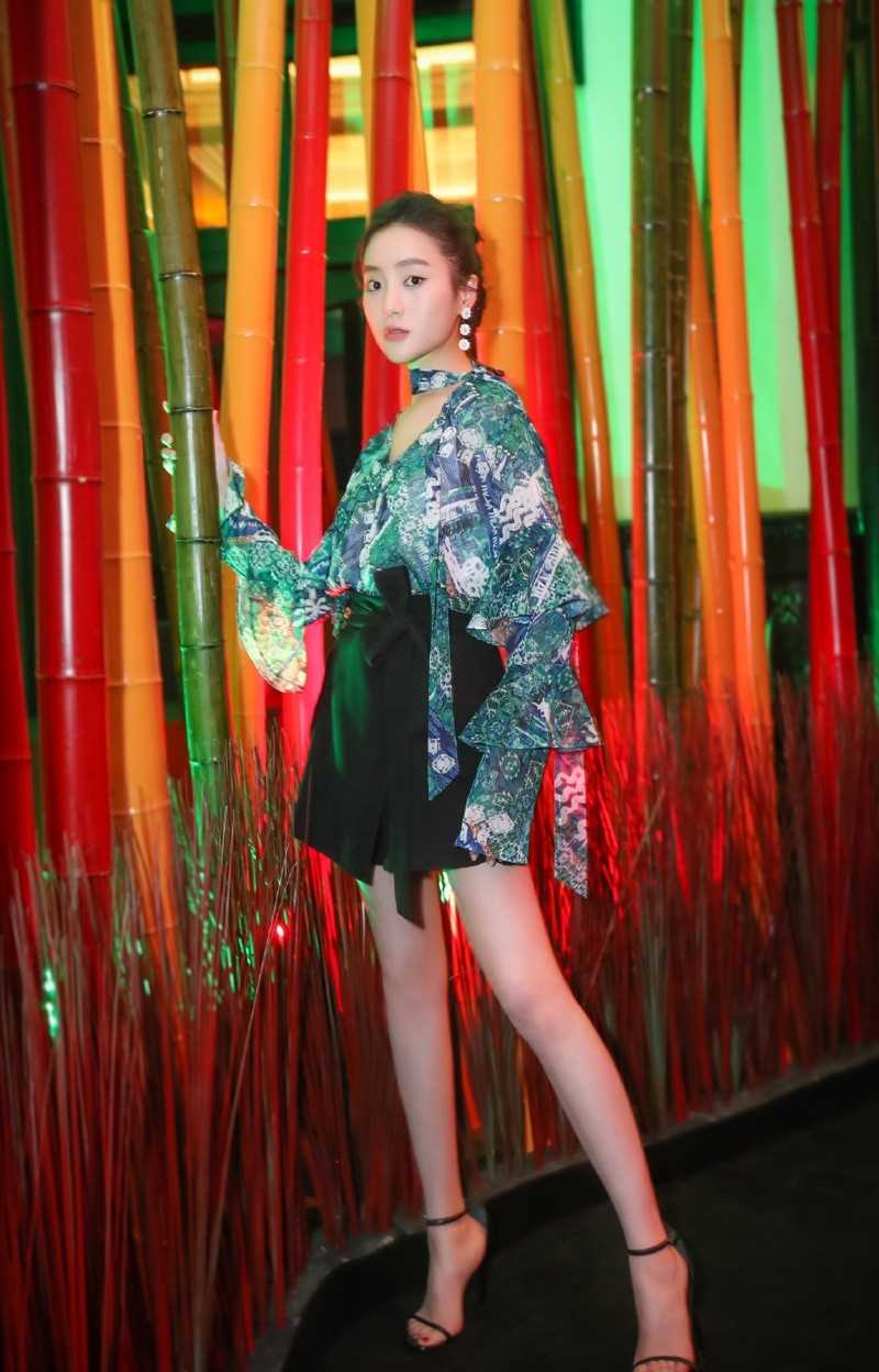 精选时尚美女王梓薇率性养眼惹火大长腿明星活动照图片图册