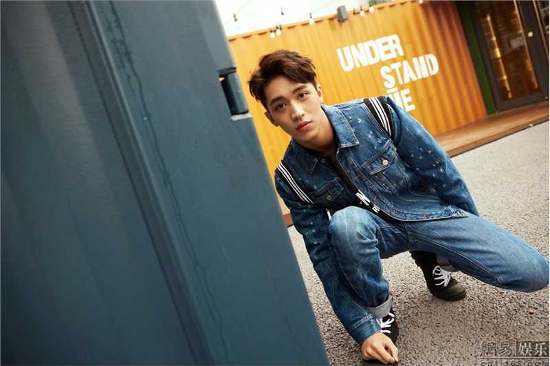 高清帅哥明星许魏洲牛仔套装阳光帅气时尚街拍图片图集