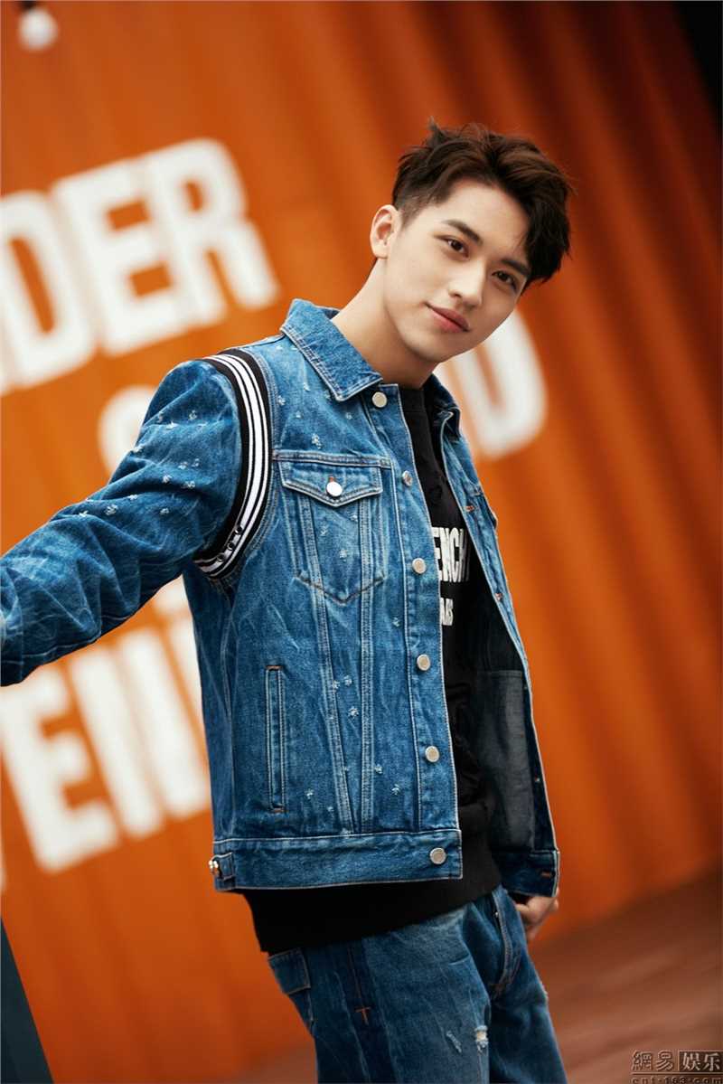 高清帅哥明星许魏洲牛仔套装阳光帅气时尚街拍图片图集