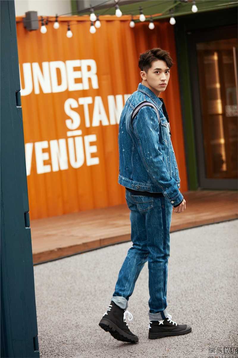 高清帅哥明星许魏洲牛仔套装阳光帅气时尚街拍图片图集