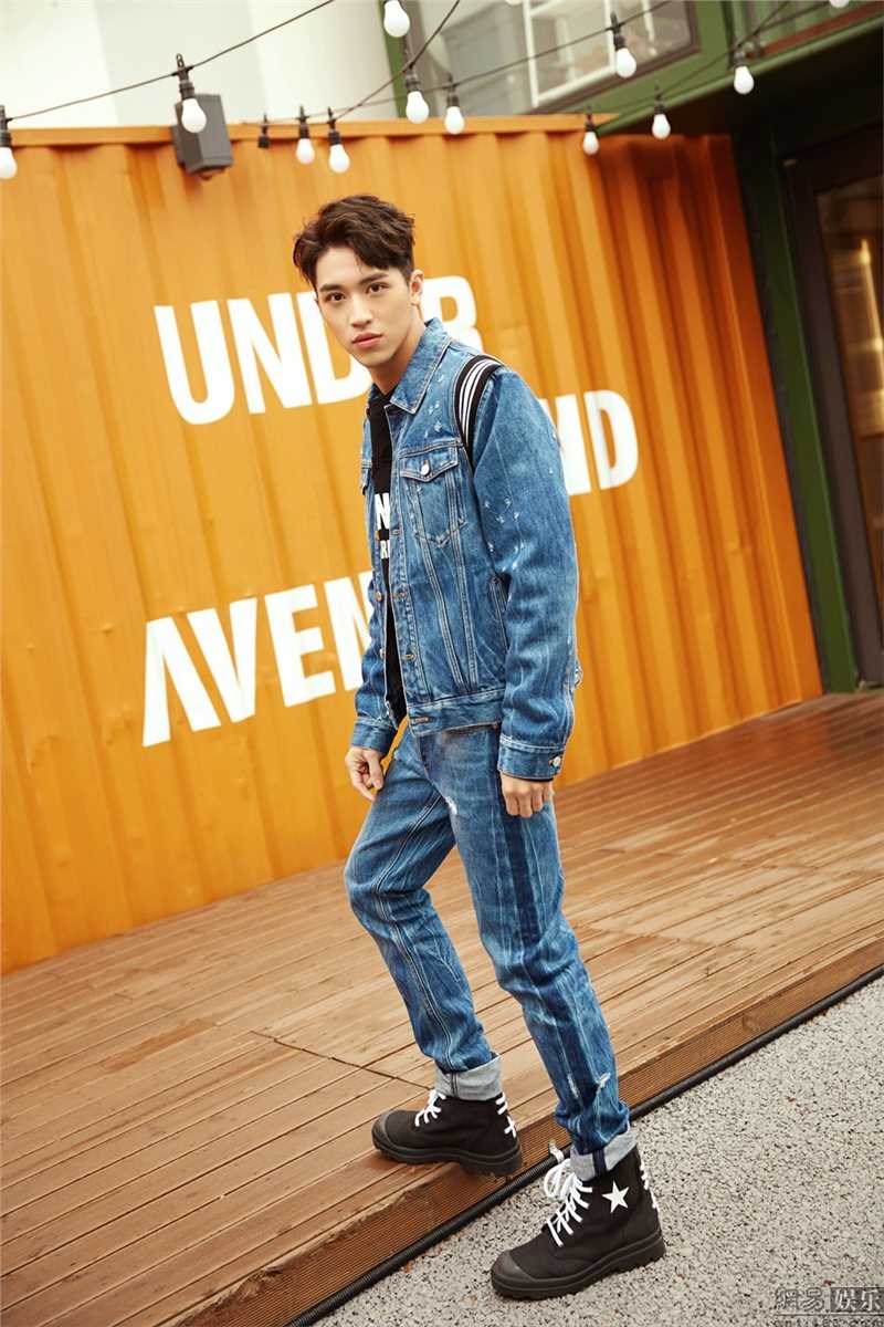 高清帅哥明星许魏洲牛仔套装阳光帅气时尚街拍图片图集