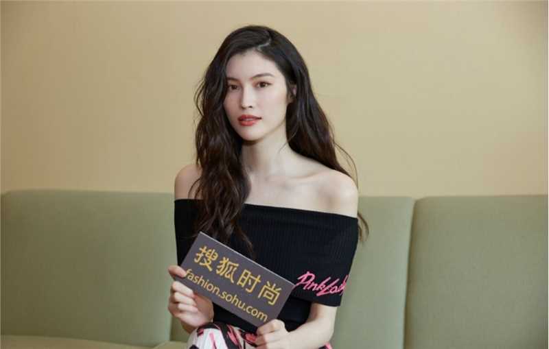 最新时尚气质美女何穗露肩养眼小清新活动照图片壁纸
