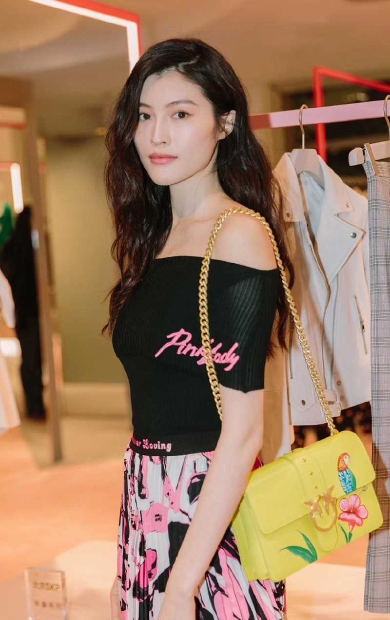 最新时尚气质美女何穗露肩养眼小清新活动照图片壁纸