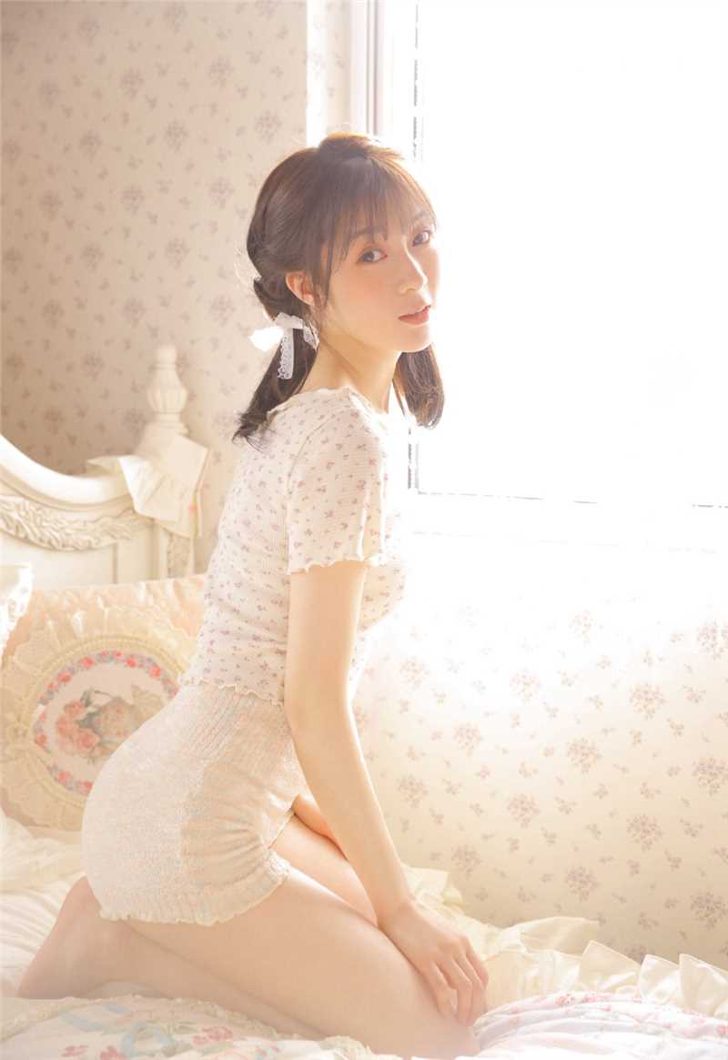 最新足球宝贝丰满乳房性感美臀艺术写真壁纸