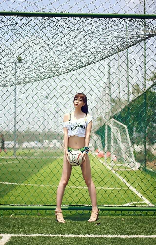 精选足球宝贝清纯妹子性感诱人户外大胆露小蛮腰大长腿图册