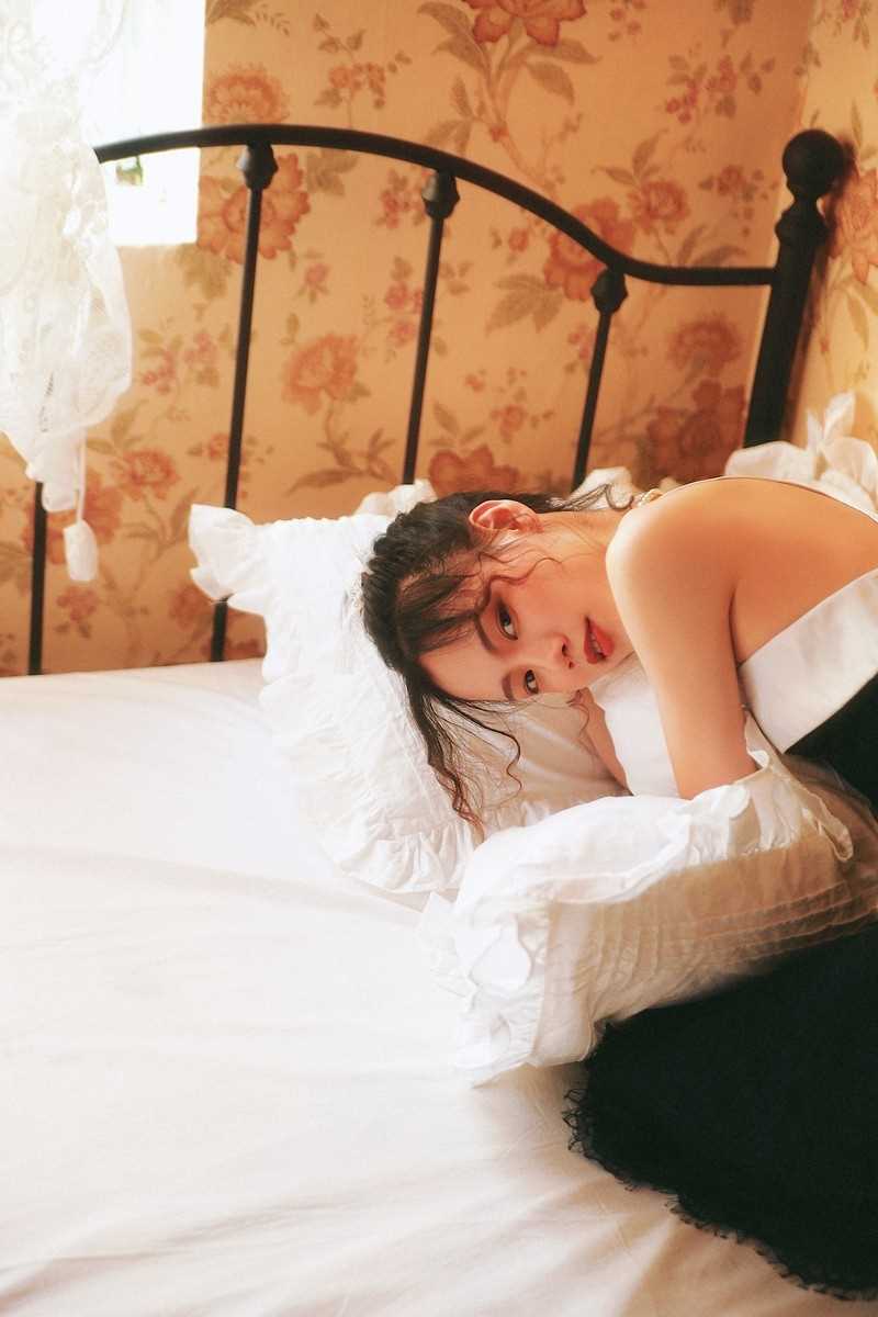 高清复古气质性感美眉黑色蕾丝裙窈窕身姿室内艺术照图集