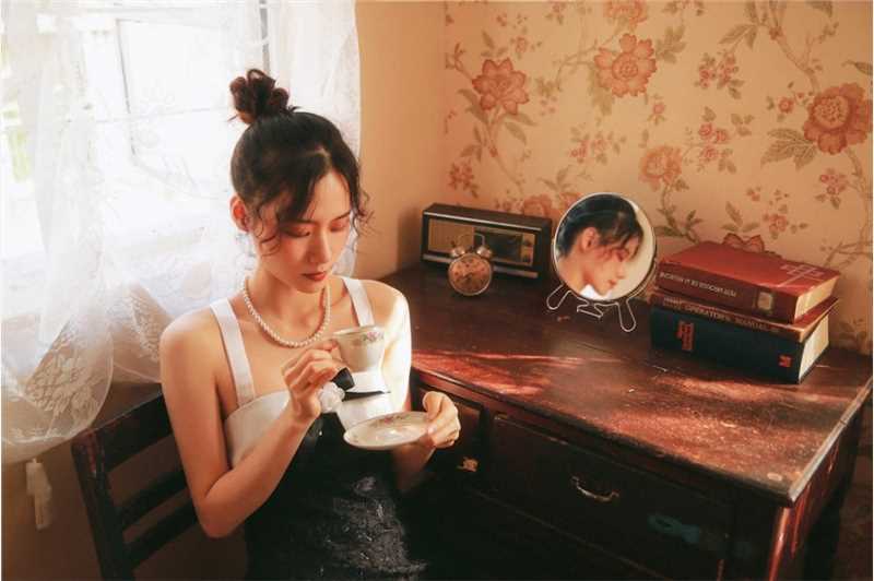 高清复古气质性感美眉黑色蕾丝裙窈窕身姿室内艺术照图集