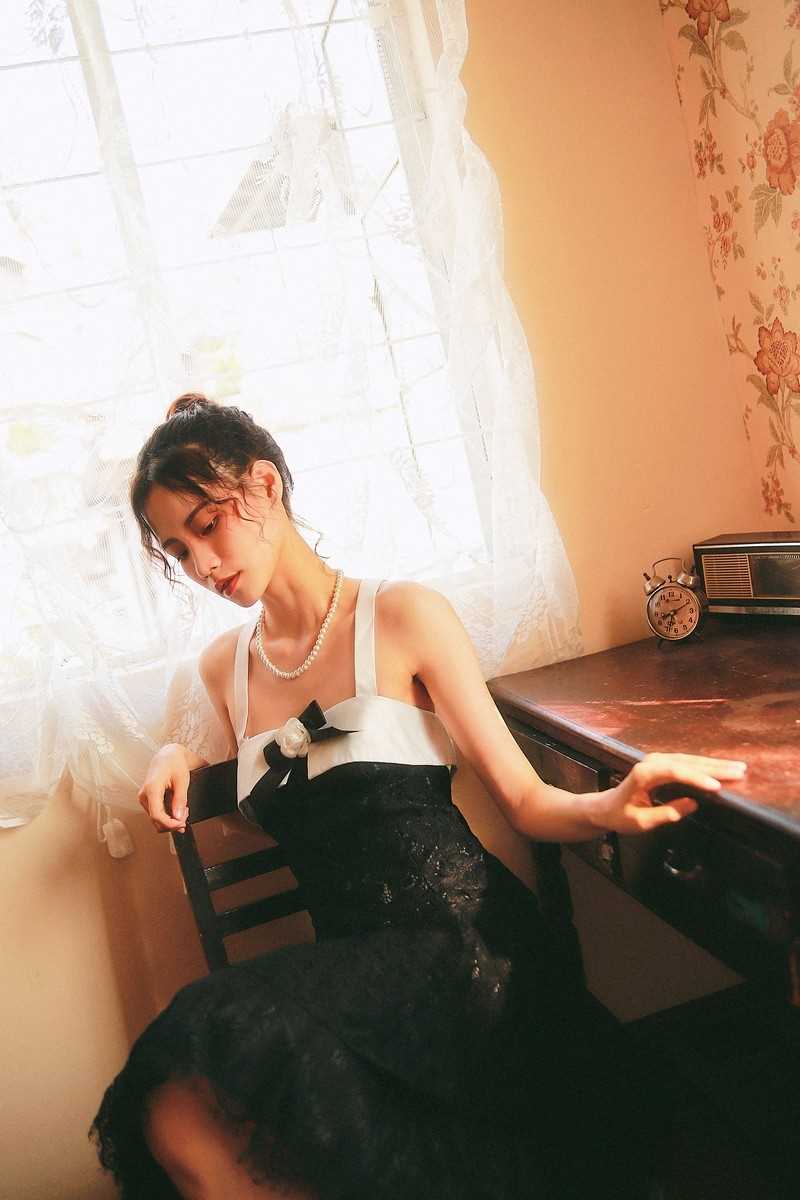 高清复古气质性感美眉黑色蕾丝裙窈窕身姿室内艺术照图集