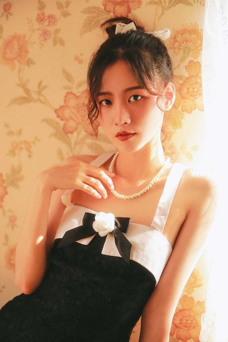 高清复古气质性感美眉黑色蕾丝裙窈窕身姿室内艺术照图集