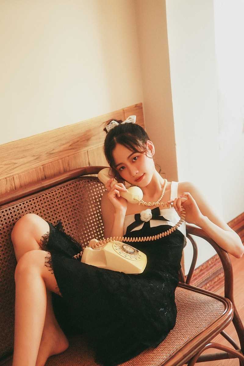 高清复古气质性感美眉黑色蕾丝裙窈窕身姿室内艺术照图集