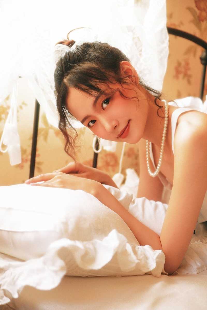 高清复古气质性感美眉黑色蕾丝裙窈窕身姿室内艺术照图集