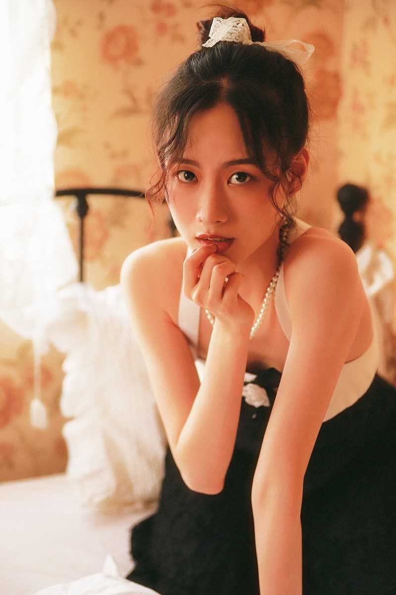 高清复古气质性感美眉黑色蕾丝裙窈窕身姿室内艺术照图集