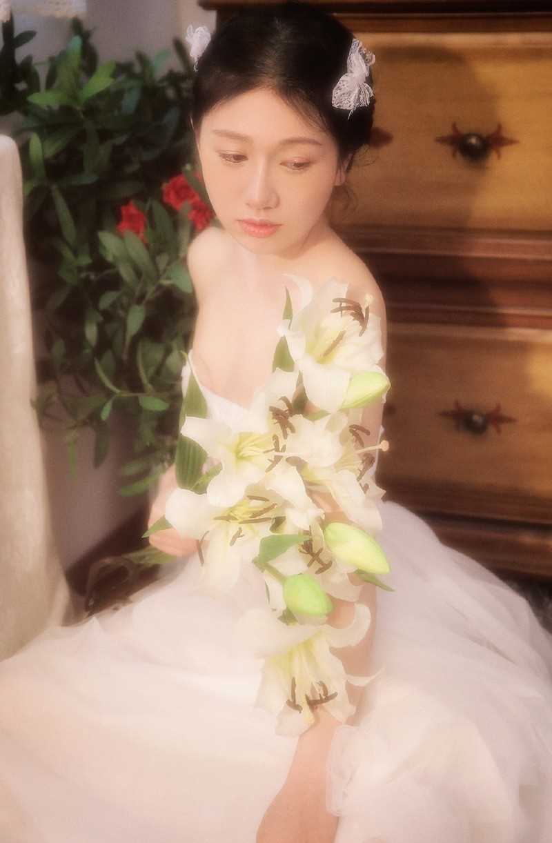 精选吊带蕾丝美女锁骨精致性感气质清新脱俗美艳图册