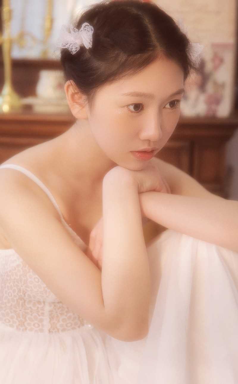精选吊带蕾丝美女锁骨精致性感气质清新脱俗美艳图册