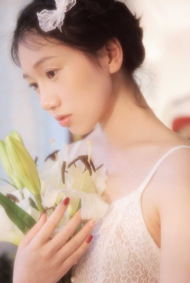 精选吊带蕾丝美女锁骨精致性感气质清新脱俗美艳图册