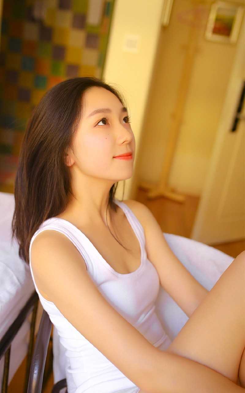 特别专辑清新可爱女孩唇红齿白背心短裤香肩大长腿室内图片
